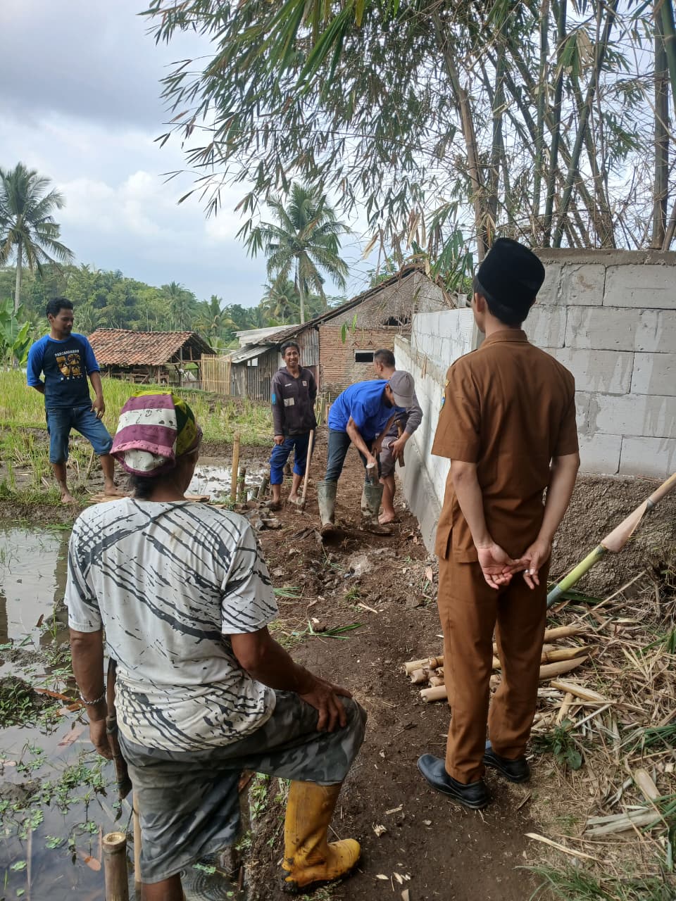 Gotong Royong Pembuatan Akses Jalan Menuju Tempat Pemakaman Umum di Kampung Sukamahi